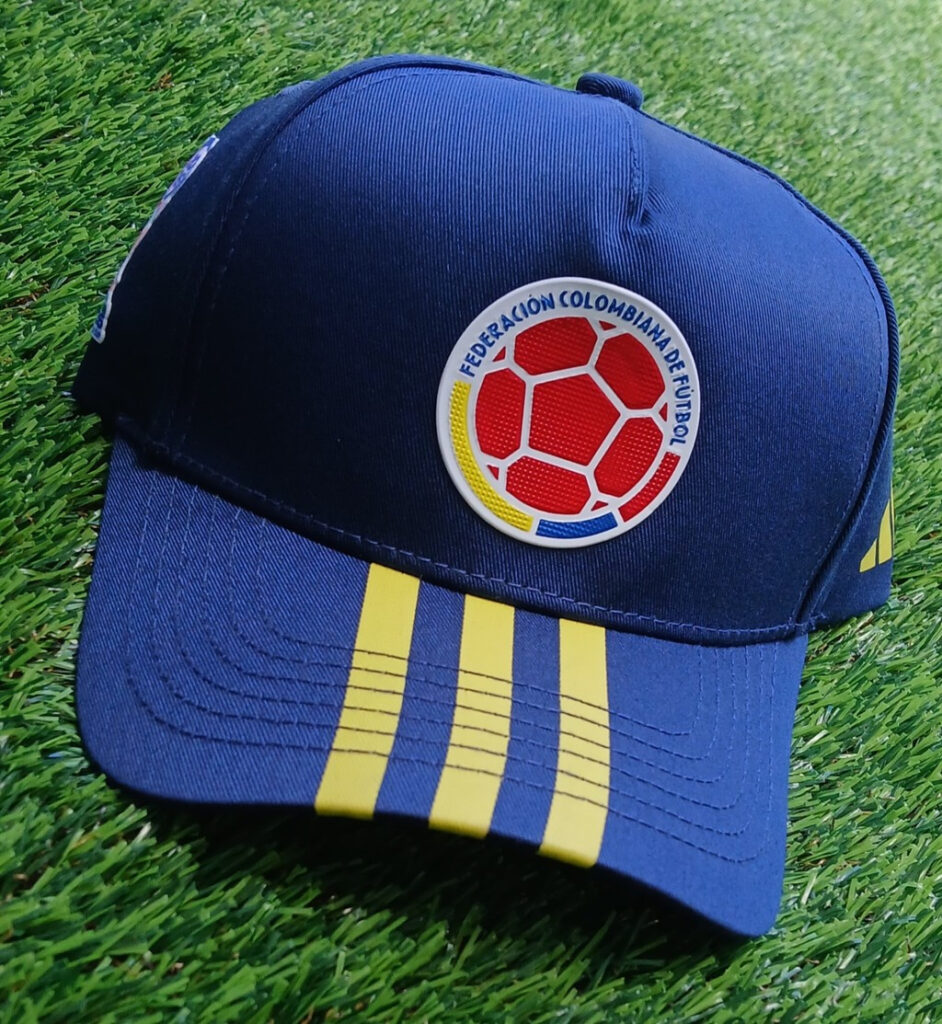 Gorra COLOMBIA, color azul oscuro con franjas amarillas
