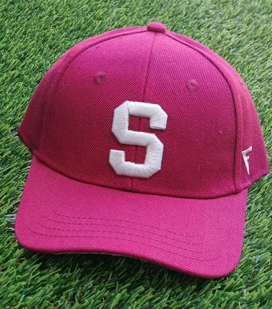 Gorra SAPRISSA, color vino tinto con S en blanco