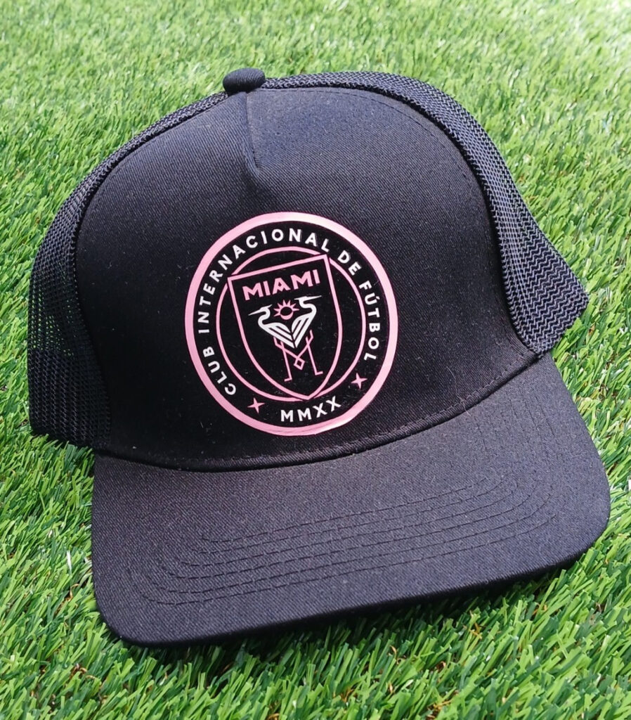 Gorra INTER MIAMI, color negro con logo enfrente