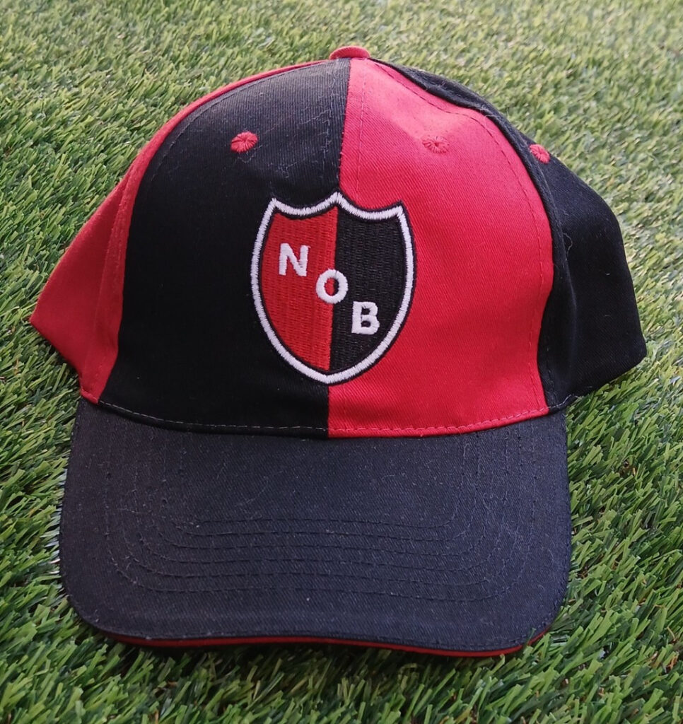Gorra NEWELLS OLD BOYS, color negro y rojo