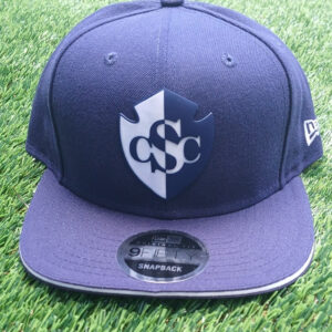 Gorra CARTAGO, color azul oscuro con borde blanco y logo