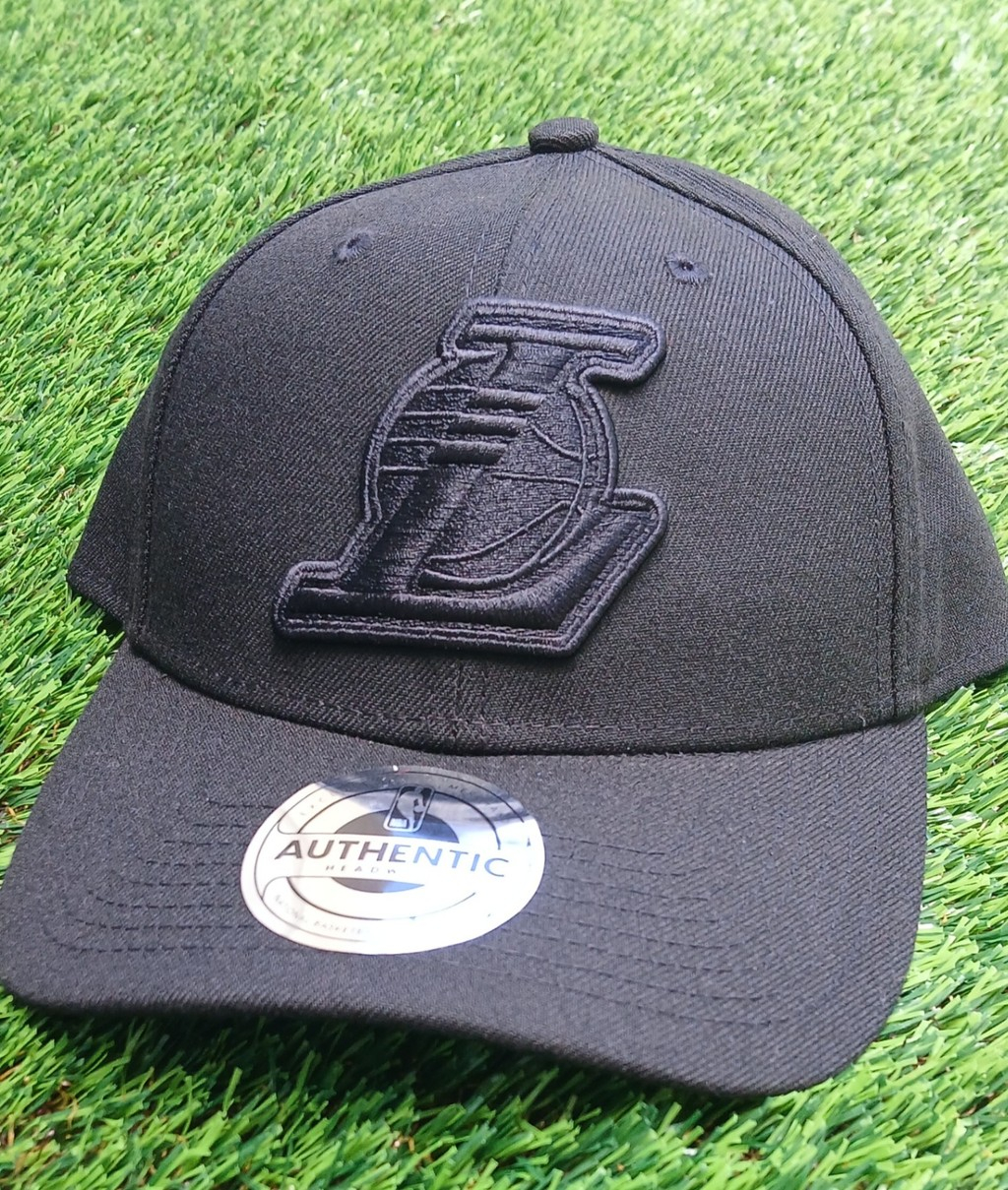 Gorra LAKERS, color negro con logo en negro