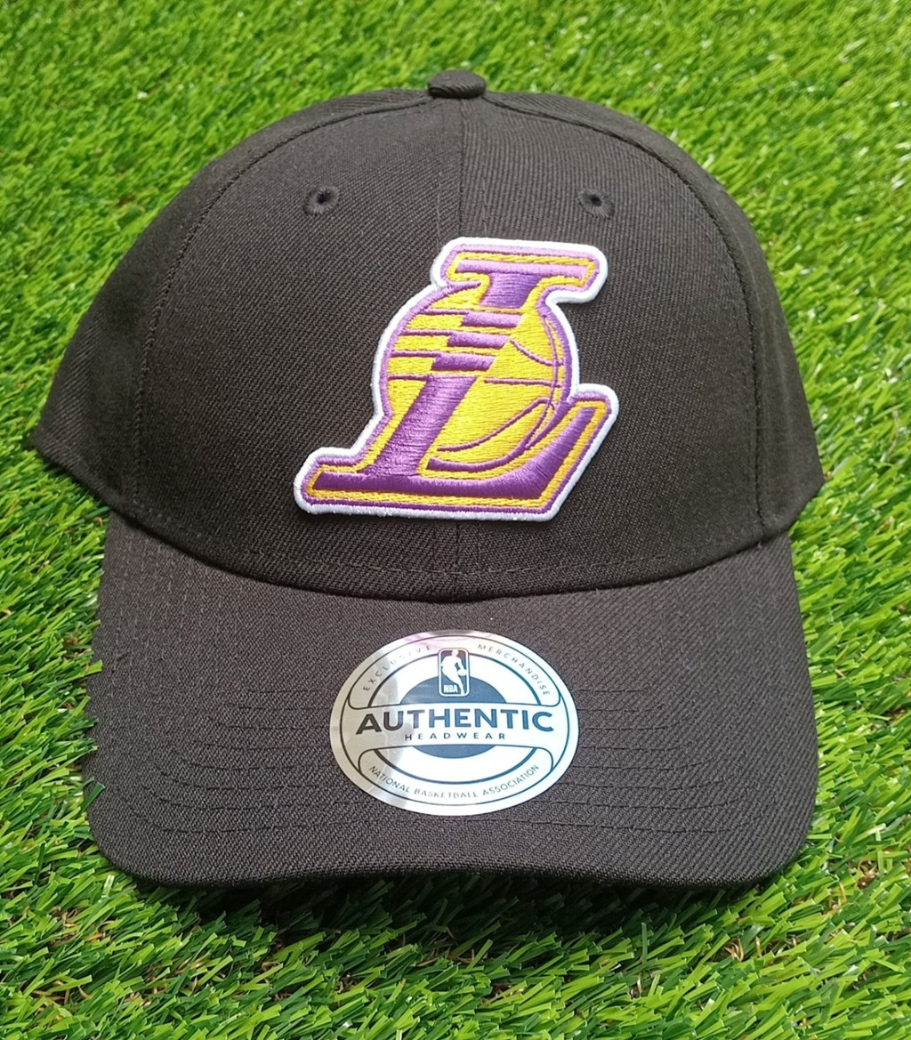 Gorra LAKERS, color negro con logo