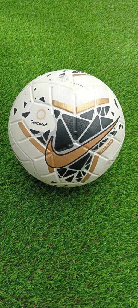 Balón original, color blanco-negro-dorado Merlin 2 CONCACAF champions league