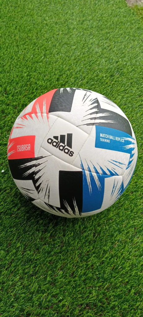 Balón original, color blanco-negro-azul-naranja brillante Captain Tsubasa (supercampeones)