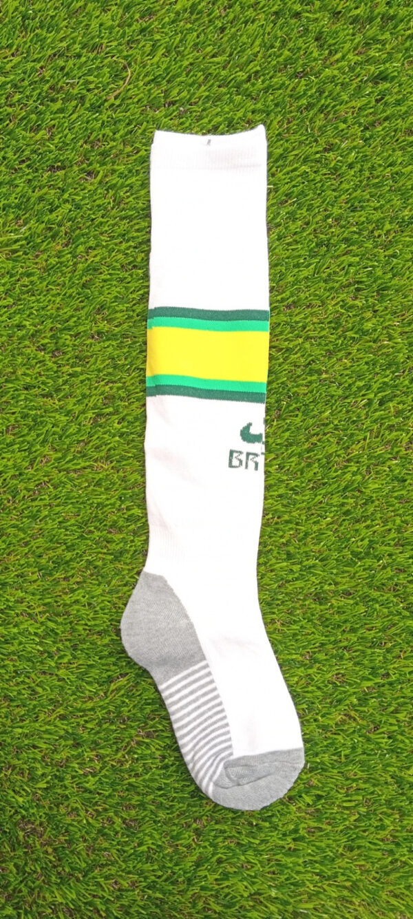 Medias niño BRASIL, color blanco con franja amarilla, verde y negro