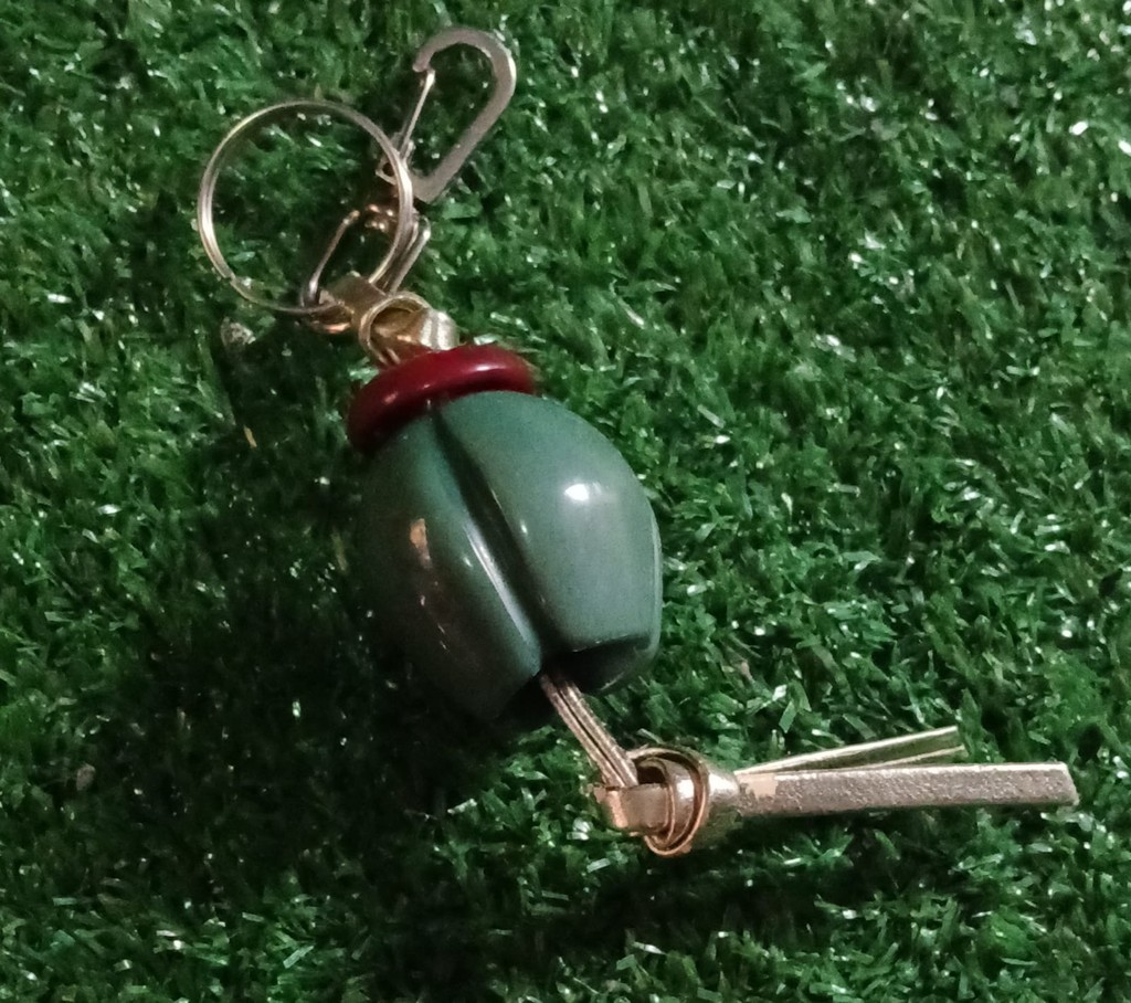 Llavero artesanal, piedra verde oscuro