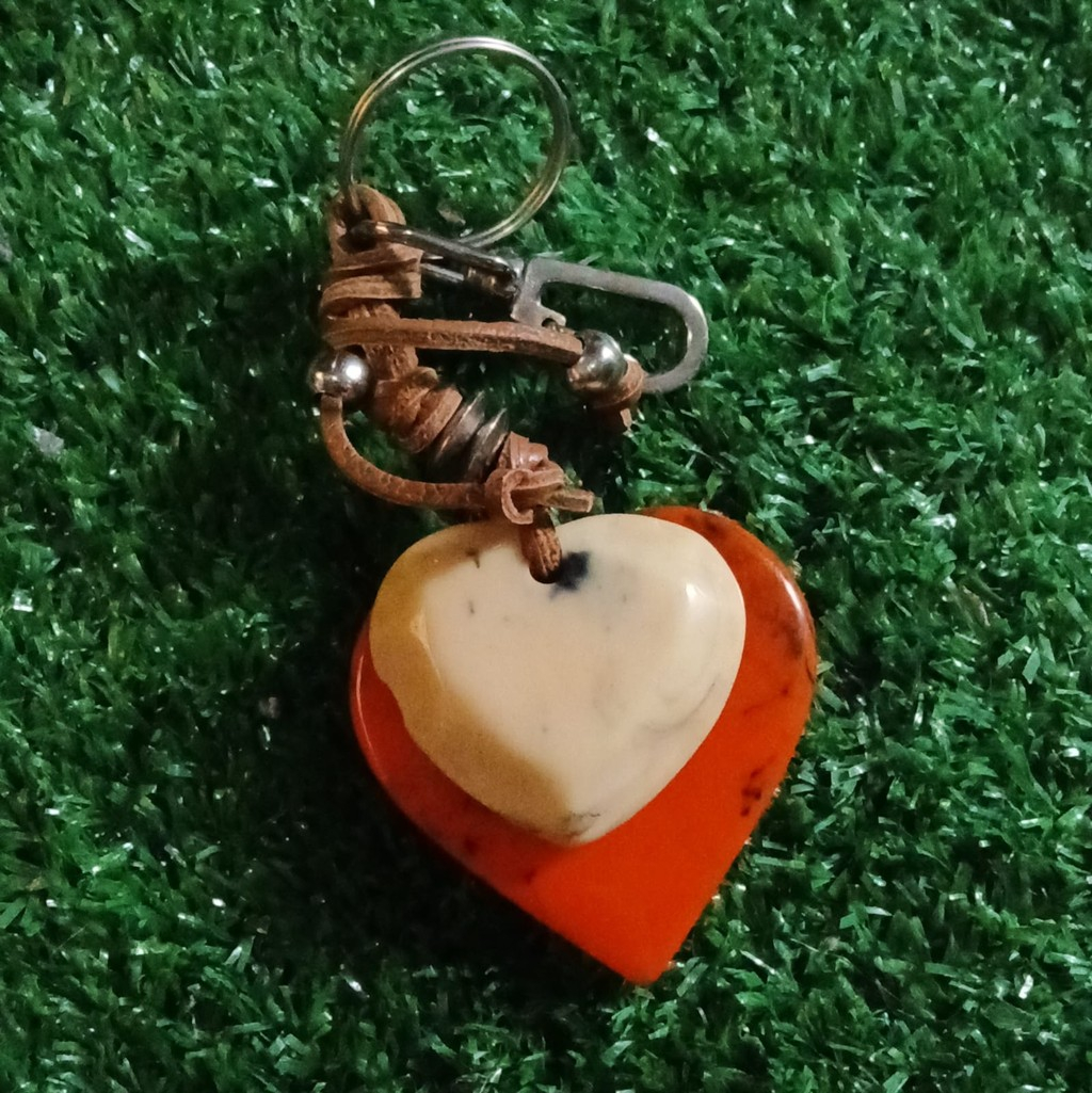 Llavero artesanal, piedras en forma de corazón naranja y beige