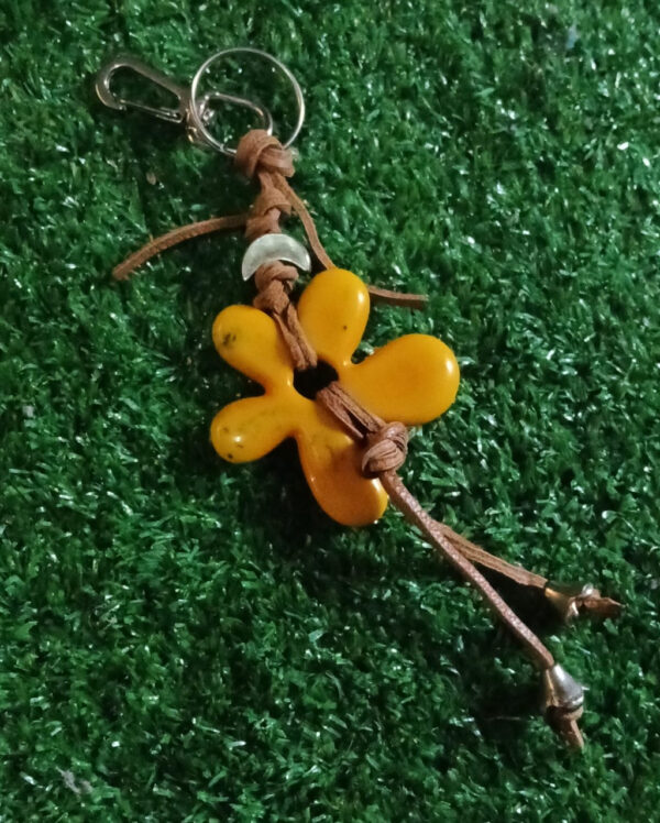 Llavero artesanal, piedra en forma de flor color amarillo