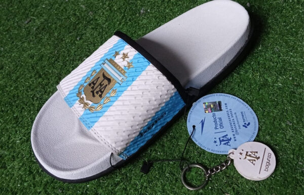 Sandalias originales ARGENTINA, color blanco con franjas celestes