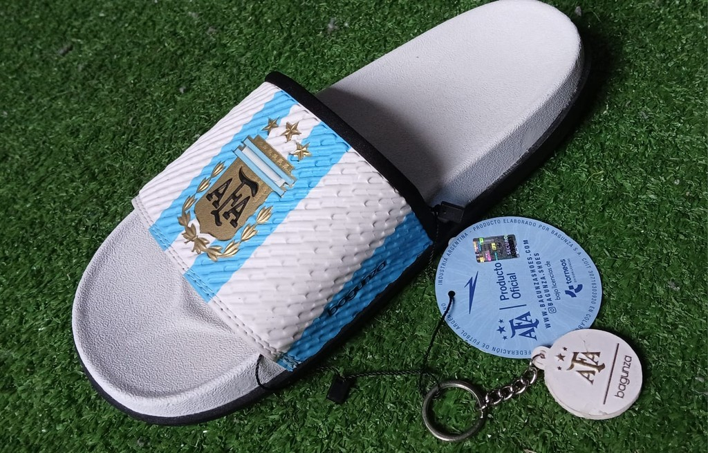 Sandalias originales ARGENTINA, color blanco con franjas celestes