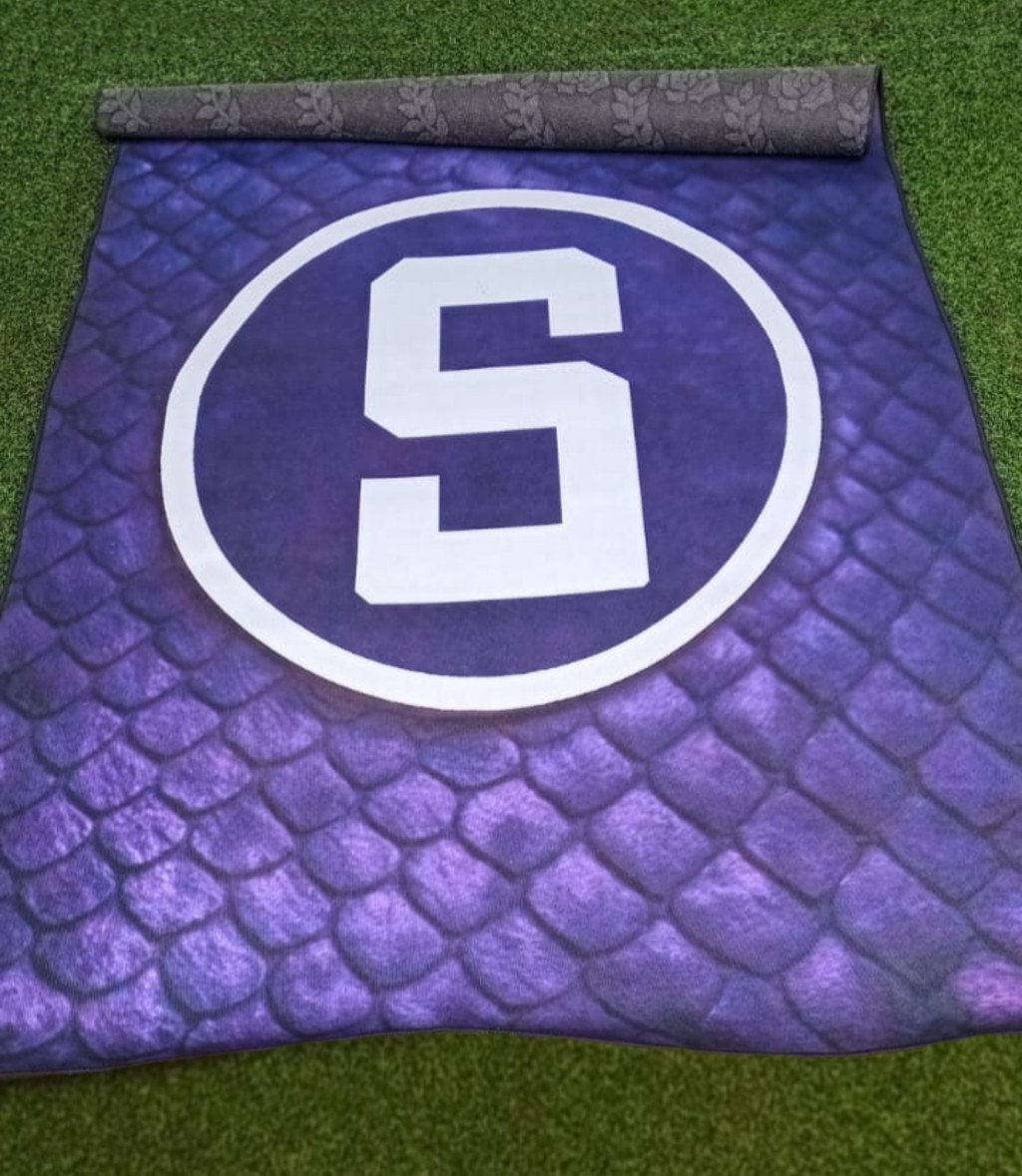 Alfombra SAPRISSA, escamas moradas con logo S