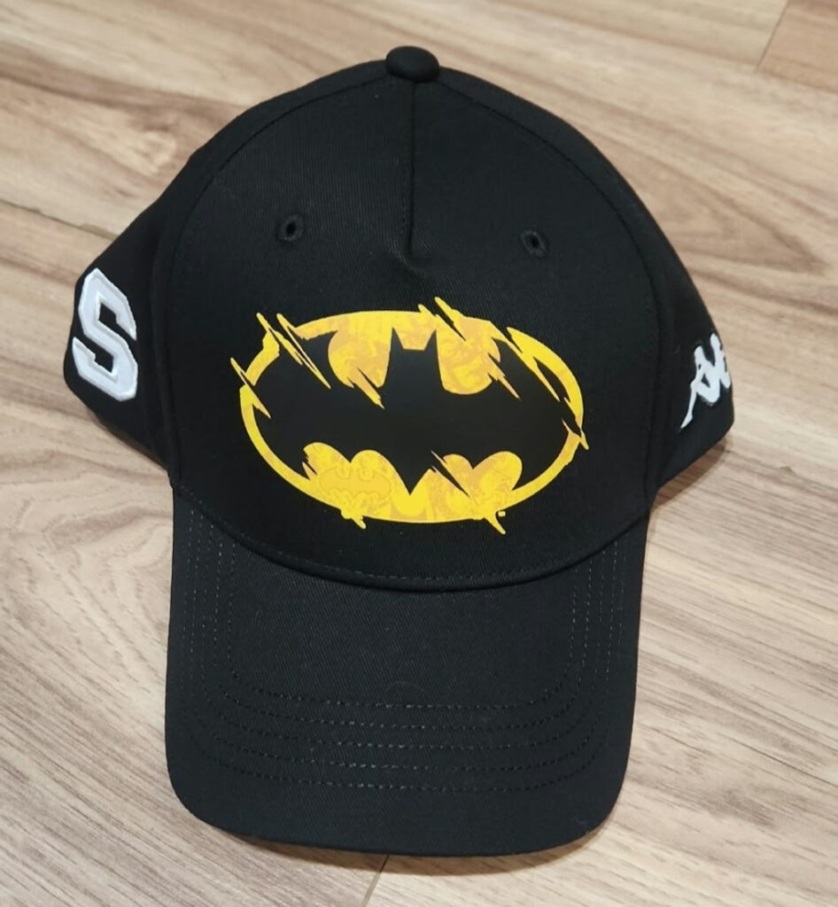 Gorra original SAPRISSA, Versión Batman, color negro