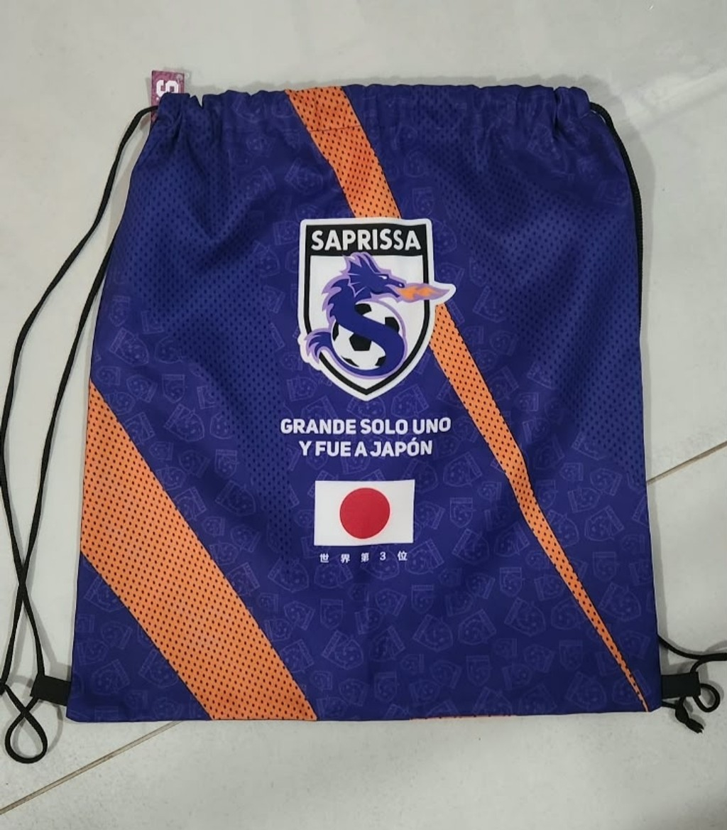 Bolso original SAPRISSA, color morado con escudo Saprissa y bandera de Japón